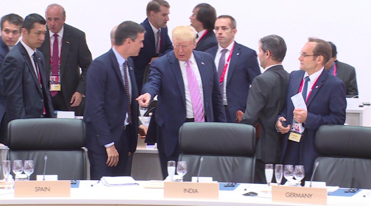 S&aacute;nchez explic&oacute; la imagen de ayer en la que se vio como Trump, tras saludarle, le se&ntilde;alaba con el dedo su asiento.