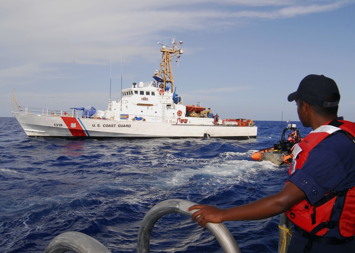 La Guardia Costera en San Juan informó que repatrió en un buque de la Armada dominicana a 18 indocumentados de ese país, de un grupo de 24.
