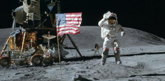 El programa incluye una misión no tripulada en 2020 con una cápsula que orbitará la Luna y en 2022 se enviará una misión tripulada que también orbitará la Luna.