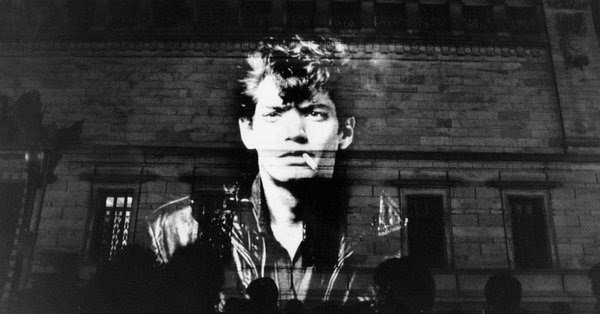 En 1989 las presiones de senadores conservadores forzaron la cancelaci&oacute;n de una exposici&oacute;n del fot&oacute;grafo Robert Mapplethorpe.