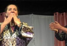 Soledad agradece con besos los aplausos del público que asistió al estreno de “La Golondrina”, mientras Josean Ortiz aplaude a su compañera de reparto.