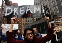 Los "soñadores" recibieron con "esperanza" la decisión del Tribunal Supremo de ver en su próximo período de sesiones la situación de DACA.
