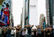 Times Square celebra con yoga el solsticio de verano Times Square celebra con yoga el solsticio de verano.
