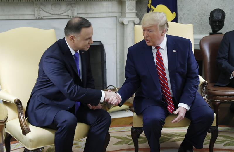 En una conferencia de prensa conjunta con Duda, Trump dijo que esos soldados se alojar&aacute;n en una base financiada por completo por Polonia.