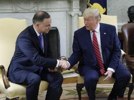 Trump anuncia el próximo despliegue de 1.000 soldados más en Polonia En una conferencia de prensa conjunta con Duda, Trump dijo que esos soldados se alojarán en una base financiada por completo por Polonia.