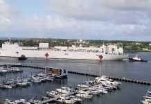 El buque hospital de la Marina USNS Comfort zarpó del puerto de Miami para una misión de asistencia médica relacionada con la crisis humanitaria venezolana.