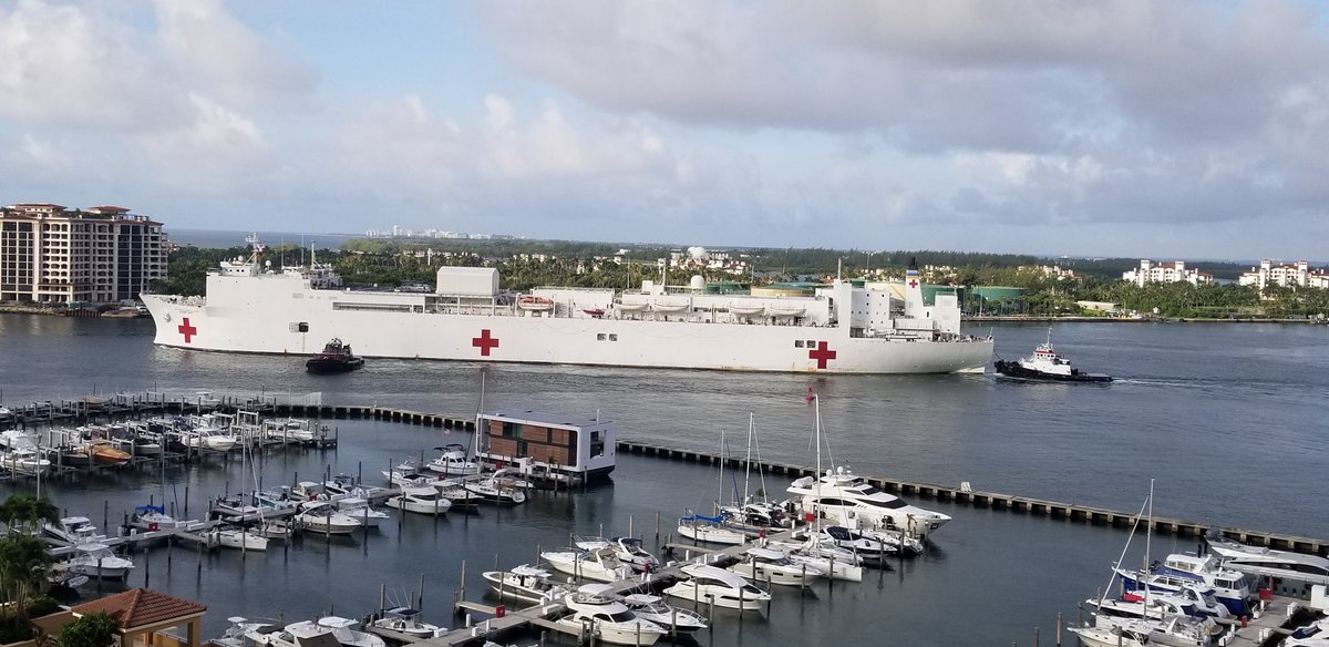 El buque hospital de la Marina USNS Comfort zarpó del puerto de Miami para una misión de asistencia médica relacionada con la crisis humanitaria venezolana.