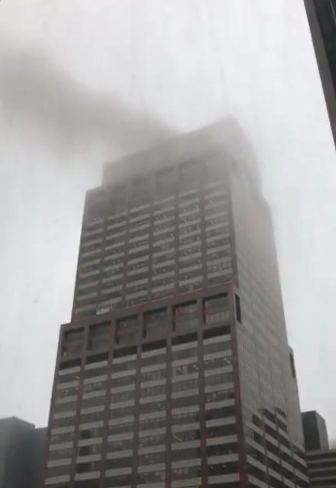 Un helicóptero se estrelló este lunes en la azotea de un edificio de Manhattan.