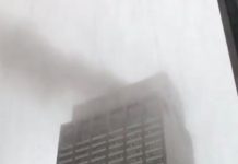 Un helicóptero se estrella en la azotea de un edificio.