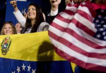 El 60 % de los encuestados llegó a Estados Unidos después de la llegada de Hugo Chávez al poder (1999).