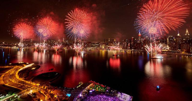 La mayor celebraci&oacute;n nacional del verano en Estados Unidos es el 4 de Julio y el espect&aacute;culo m&aacute;s grande de la naci&oacute;n son los juegos pirot&eacute;cnicos de la tienda Macy&rsquo;s organizados anualmente en el r&iacute;o Hudson.