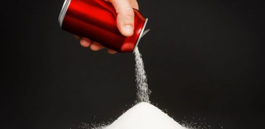 De acuerdo con el Departamento de Agricultura de Estados Unidos, una lata de 355 mililitros de soda regular contiene unos 40 gramos de azúcar.