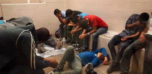 Varias organizaciones civiles denunciaron las condiciones "aberrantes" en las que tienen que vivir los miles de migrantes indocumentados que se encuentran arrestados en centros de detención.