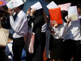 EE.UU. acusa a dos ciudadanos chinos de blanquear dinero para carteles mexicanos El Ministerio de Educación de China advirtió este lunes a los estudiantes y académicos chinos sobre los riesgos de ir a estudiar a EEUU.