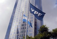 Argentina suma respaldo del Departamento de Justicia de EE.UU. en juicio por petrolera YPF El Tribunal Supremo de EE.UU. anunció este lunes que permitirá que continúe su curso una demanda con la que el grupo Petersen pide a Argentina una millonaria compensación por las acciones que poseía en la petrolera YPF