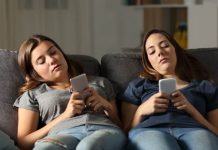 La luz de los celulares y de las pantallas durante la noche alteran el ciclo del sueño lo que provoca un desajuste de las hormonas