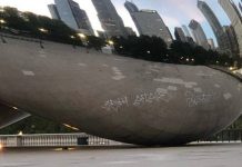 Menos de diez horas después de haber sido descubiertos, los grafitis fueron borrados por empleados de la Municipalidad, que pulieron y dejaron brillante la escultura.