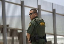 Supuestos agentes de la Patrulla Fronteriza de EE.UU. utilizaron un grupo privado en Facebook para bromear sobre la muerte de migrantes y burlarse de congresistas hispanas