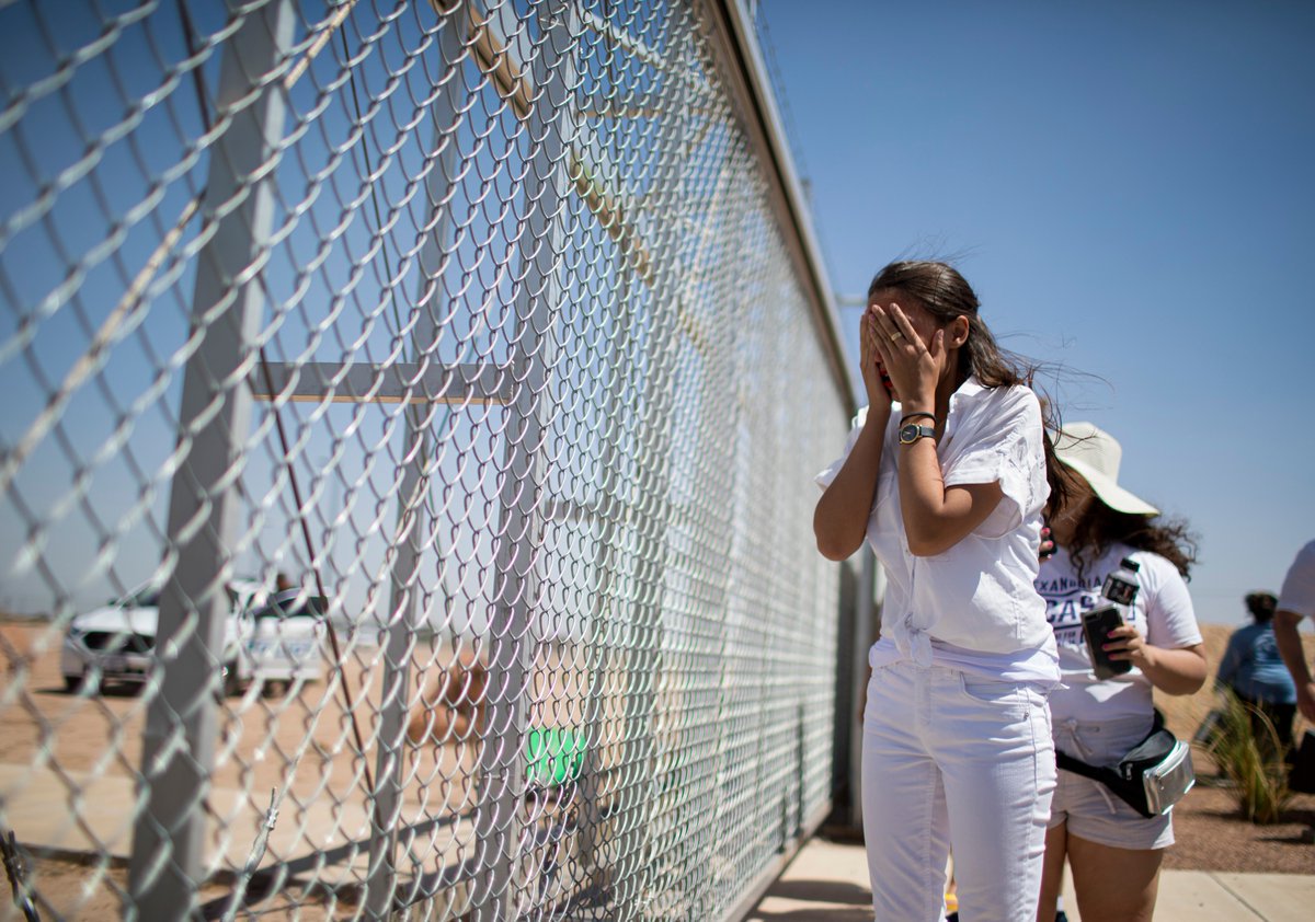 Ocasio-Cortez y varios congresistas visitaron el lunes los centros de detenci&oacute;n de inmigrantes.