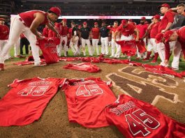 Angelinos ganan sin hit en emotivo homenaje a Skaggs; Fiers, siete triunfo Los Angelinos de Los Ángeles regresaron a su campo del "Angel Stadium" sin la presencia de su lanzador Tyler Skaggs.