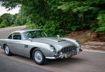 El Aston Martin del "Agente 007" Sean Connery aparca en Nueva York Sotheby's informó en una nota de que el considerado "auto más famoso del mundo" estará aparcado en su espacio gratuito de la Gran Manzana.