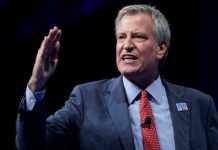 El alcalde se ha enfrentado a fuertes críticas: desde el gobernador de Nueva York, Andrew Cuomo, de su mismo partido y con quien mantiene un prolongado enfrentamiento, hasta el tabloide New York Post.