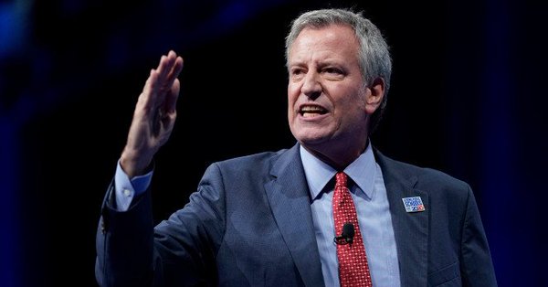 El alcalde se ha enfrentado a fuertes cr&iacute;ticas: desde el gobernador de Nueva York, Andrew Cuomo, de su mismo partido y con quien mantiene un prolongado enfrentamiento, hasta el tabloide New York Post.