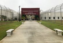 Un mexicano, séptima persona que muere bajo custodia de ICE este año Un mexicano, que estaba bajo custodia de la Oficina de Inmigración y Control de Aduanas (ICE) en el Centro de Detención Stewart en Lumpkin, en Georgia, murió este miércoles en un hospital del área.