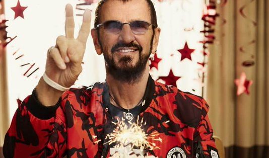 Cerca de los 80, Ringo Starr sigue contento de haber nacido y de "estar aquí" Ringo Starr.