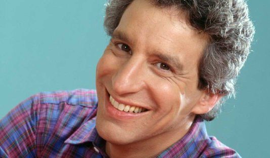 Levin apareció en "Seinfeld" en 1993 y en series como "Night Court", "Alice", "NYPD Blue" y "Hill Street Blues".