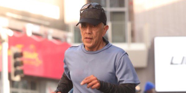 Seg&uacute;n el Departamento Forense de Los &Aacute;ngeles, el corredor Frank Meza, de 70 a&ntilde;os, falleci&oacute; por m&uacute;ltiples lesiones tras arrojarse desde un puente al r&iacute;o Los &Aacute;ngeles.