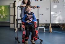 Un hospital madrileño presentó un exoesqueleto pediátrico para mejorar la movilidad de los niños con parálisis cerebral.
