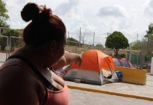 Melissa Aldana muestra las tiendas de campaña donde esperan algunos migrantes en condiciones precarias.