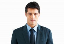 ¿Dejar las emociones fuera del trabajo? Al parecer, fingir es una estrategia frecuente que algunas personas se ven obligadas a utilizar para cumplir con las expectativas de su empresa.