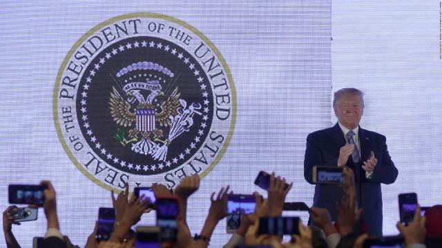 Sello presidencial con la leyenda "45 es un títere" escrita en español, sugiriendo que Trump, es manejado por Moscú. (Foto Twitter)