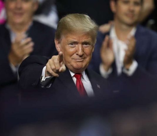 Trump busca transferir a Guatemala a solicitantes de asilo y sus casos Donald Trump busca un acuerdo con Guatemala para transferir a ese país a solicitantes de asilo.