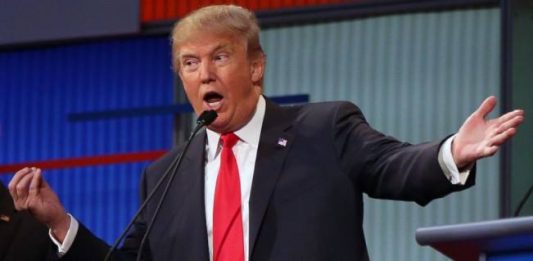 Justo después del mensaje de Trump, bajó levemente el valor de Apple en el índice Nasdaq, donde cotizan los principales grupos tecnológicos.