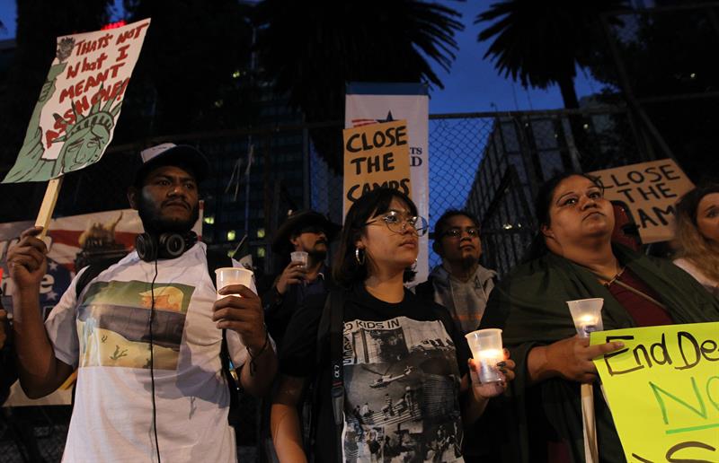 Mexicanos deportados de Estados Unidos pidieron este viernes frente a la Embajada de este país en Ciudad de México el cierre de los centros de detención.