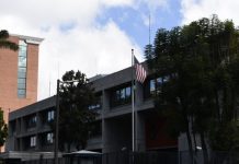 EEUU pide a los guatemaltecos no ser uno más de los 30.000 deportados en 2019 Bajo el lema "no seas uno más, no viajes ilegalmente al norte", la embajada ha informado de que solo esta semana 1.153 guatemaltecos fueron deportados desde Estados Unidos.