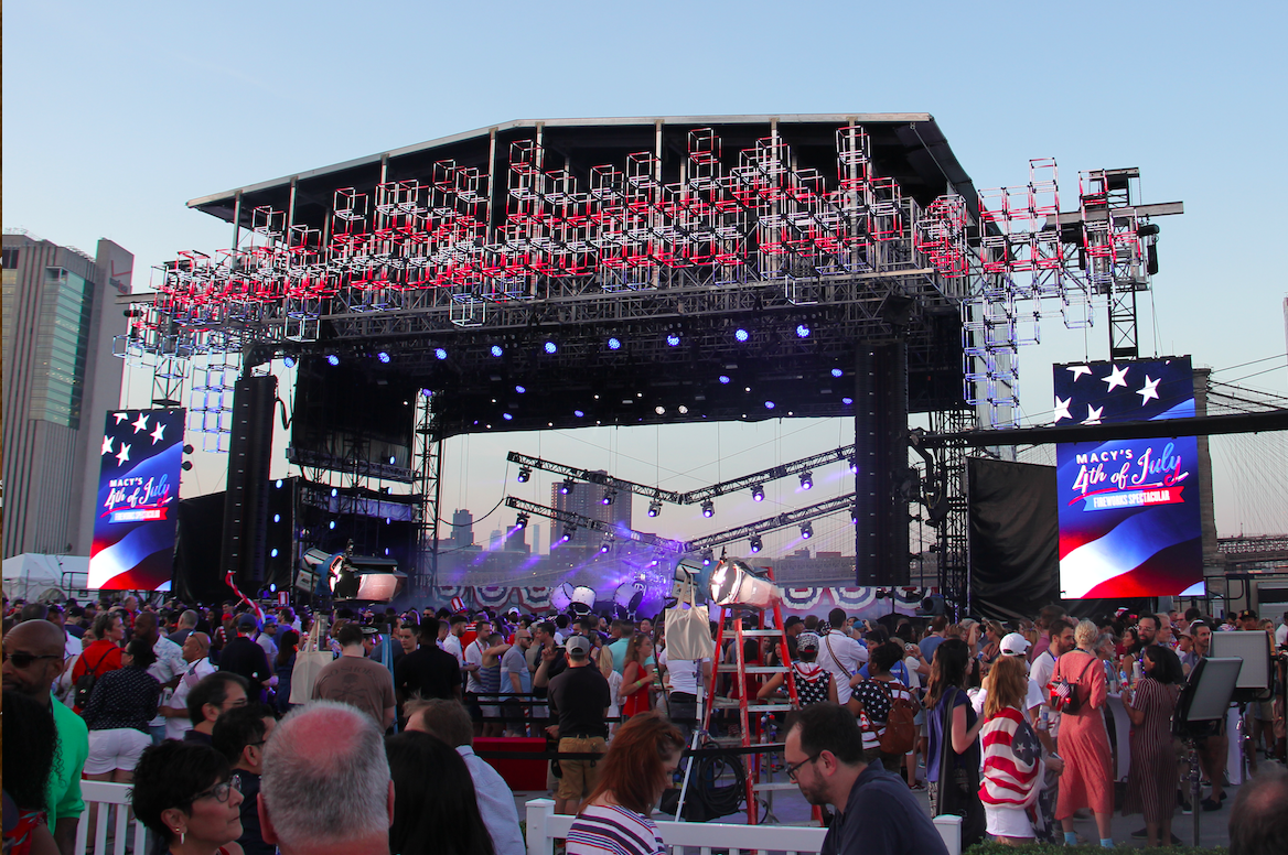 El espectacular escenario en la terraza del Muelle 17 acogi&oacute; a un programa con importantes estrellas de la m&uacute;sica estadounidense, previo el show de los famosos juegos de luces organizados por Macy&rsquo;s anualmente.