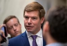 El congresista californiano Eric Swalwell se convirtió este lunes en la primera baja dentro de la nutrida carrera para ser el candidato demócrata que se enfrente al presidente Donald Trump en las elecciones presidenciales de EE.UU. en 2020