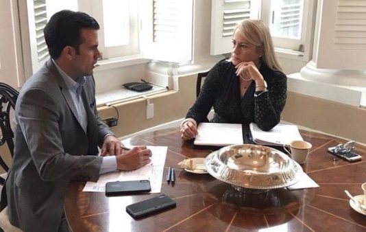 "Discutiendo asuntos de transición con la secretaria de Justicia", es el texto que acompaña una fotografía del gobernador junto a Vazquez. (Foto Twitter)