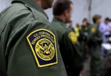 Gobierno investiga a agentes fronterizos por grupo de Facebook antiinmigración Agentes de la CBP utilizaron un grupo privado en Facebook para bromear sobre la muerte de migrantes y burlarse de congresistas hispanas.