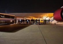HRW recrimina a EEUU la deportación de 37 refugiados camboyanos El grupo, que fue entregado a las autoridades camboyanas el jueves, incluye a 35 condenados por diversos delitos, incluidos asesinato, violación, posesión de armas o drogas, según informaron las autoridades de Inmigración de EEUU.