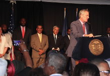 Durante el homenaje a la comunidad afro-americana de Harlem, el Alcalde Bill de Blasio estuvo rodeado de varios oficiales electos, entre ellos el Congresista Adriano Espaillat, la Presidente del Condado de Manhattan, Gale Brewer y el Comisionado de Pequeños Negocios, Gregg Bishop, entre otros.