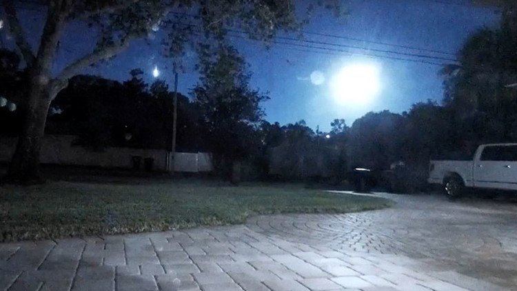 "Esto no es una bola de fuego, sino m&aacute;s bien una reentrada de desechos espaciales, posiblemente un sat&eacute;lite chino CZ-3B R/B lanzado en 2015", dijo esta sociedad.