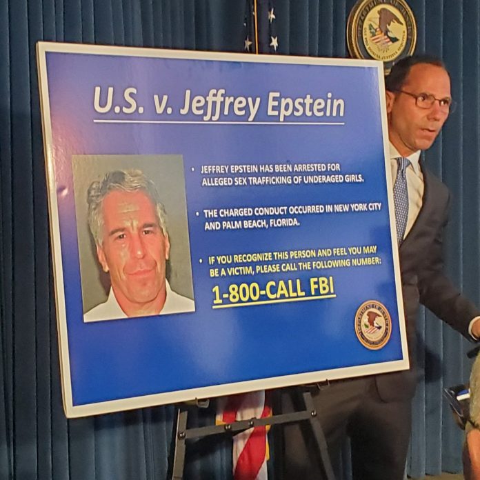 La Fiscalía federal del distrito Sur de Nueva York ha acusado al millonario empresario Jeffrey Epstein de crear una red para abusar de niñas en sus mansiones de Nueva York y Florida entre 2002 y 2005