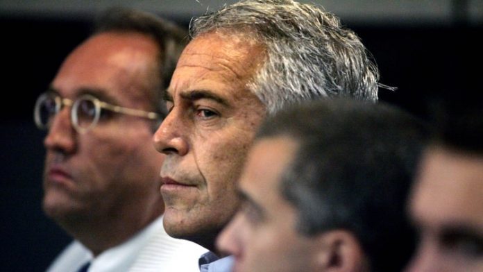 El millonario empresario Jeffrey Epstein fue detenido la madrugada de este domingo en el área de Nueva York e imputado por tráfico sexual de menores por la Fiscalía federal.