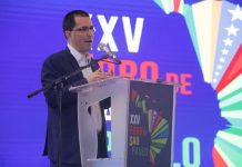 Arreaza subrayó que, a pesar de lo que denominó el bloqueo de EE.UU., el Ejecutivo sigue manteniendo los programas sociales.