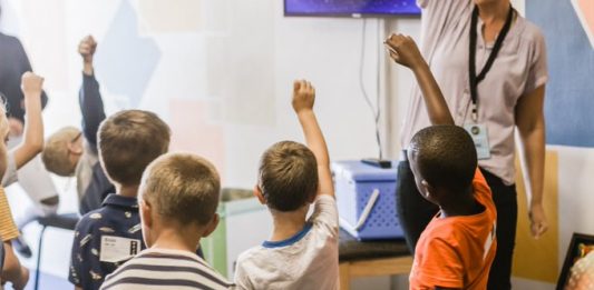 Tras analizar los distritos escolares más divididos del país, sus expertos concluyeron que, de hecho, existe "una muralla económica" en casi mil distritos.